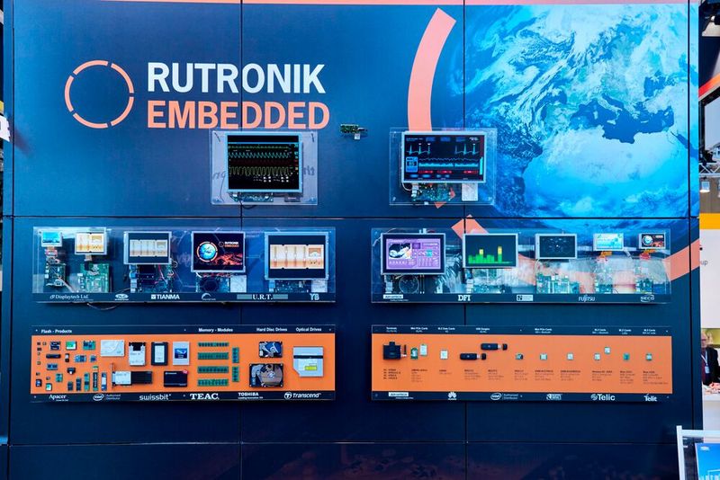Passend zum Thema der Messe fokussiert der Distributor Rutronik in diesem Jahr auf seine Embedded-Initiative. Die wichtigsten Themen sind dabei das Internet of Things (IoT), Industrie 4.0, Security, Wireless und Display-Technologien. Diese werden an Hand von verschiedenen Demos gezeigt.  Halle 3, Stand 157 (Bild: Rutronik, Fotostudio Günther)