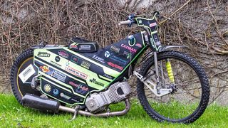 Keine Bremsen, keine Gangschaltung und hohe Geschwindigkeiten: Speedwaymotorräder fahren erfordert Können, Mut und das entsprechende Material. (Bild: Horn/Sauermann)