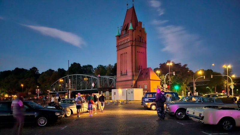 Gegen Mitternacht ist endlich Feierabend für den Oldie-Shuttleservice. Die beiden Moderatoren des Abends, Ulf Schulz und Tom Schwede, sind heiser und brauchen Kaffee und Wasser. Sie haben über sechs Stunden ununterbrochen den Gästen der Museumsnacht automobiles Kulturgut unterhaltsam nähergebracht. (Bild: OCC)