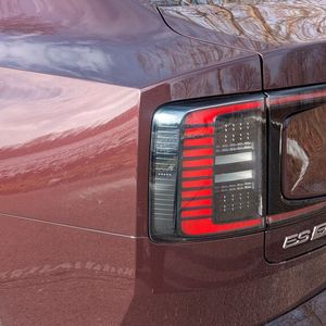 Eingerahmt wird das Heck von den C-förmigen Rückleuchten.(Bild:  Mauritz – VCG)