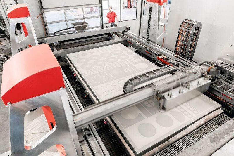 With an overall build space volume of 4 x 2 x 1 meters, the VX4000 is the largest industrial printer in the world. On the one hand, the huge construction space permits the fast production of extremely large individual molds, but it can also be used flexibly for the economical production of entire small series. (Voxeljet)