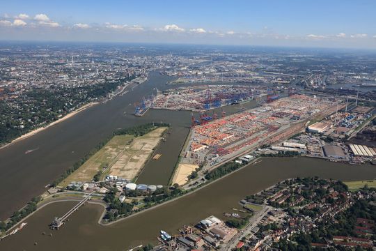 136,5 Millionen Tonnen Ladung gingen 2017 über die Kaikanten des Hamberger Hafens, darunter rund 8,8 Millionen Standardcontainer (TEU). Damit ist Hamburg der drittgrößte Containerhafen in Europa und steht auf Platz 18 in der Liste der weltweit größten Containerhäfen.(Bild:  HHM/Michael Lindner)