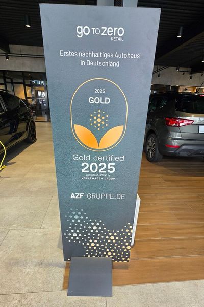 Die AZF-Gruppe wurde für ihre Nachhaltigkeitsbemühungen als erstes VW-Autohaus mit dem „goTOzero-Gold-Status“ ausgezeichnet. (Bild: Mauritz – VCG )