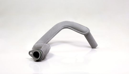 (Selektives Laser Sintern (SLS) nutzt der Kunststoffspezialist beispielsweise zur Herstellung dieses Ölsaugrohrs. Bild: Pöppelmann)