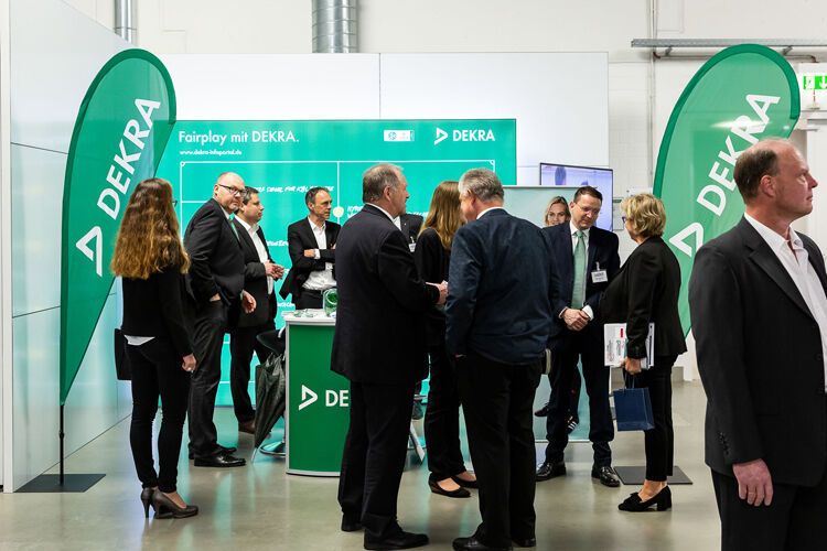 Die Sachverständigenorganisation Dekra unterstützt Werkstätten dabei, HU-Stützpunkte zu bleiben. Wer nicht selbst in kalibrierte Prüfausrüstung investieren will, kann die HU auch in den Dekra-Prüfstellen durchführen lassen – sogar mit Termin. (Stefan Bausewein)
