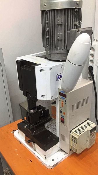 KMS fertigt automatische und manuelle Pressen (Foto) für das Crimpen von Kabelenden. In beiden Ausführungen wird der Colibri-Summenzähler von Hengstler verbaut. (KMS )