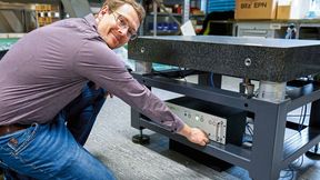 Bilz-Entwicklungsleiter David Brenk hat etwas gegen Vibrationen. Zum Beispiel diese neu entwickelte Elektronisch Pneumatische Niveauregelung (EPN) – erstmals mit berührungsloser Abstandsmessung.  (Bild: Baumer)
