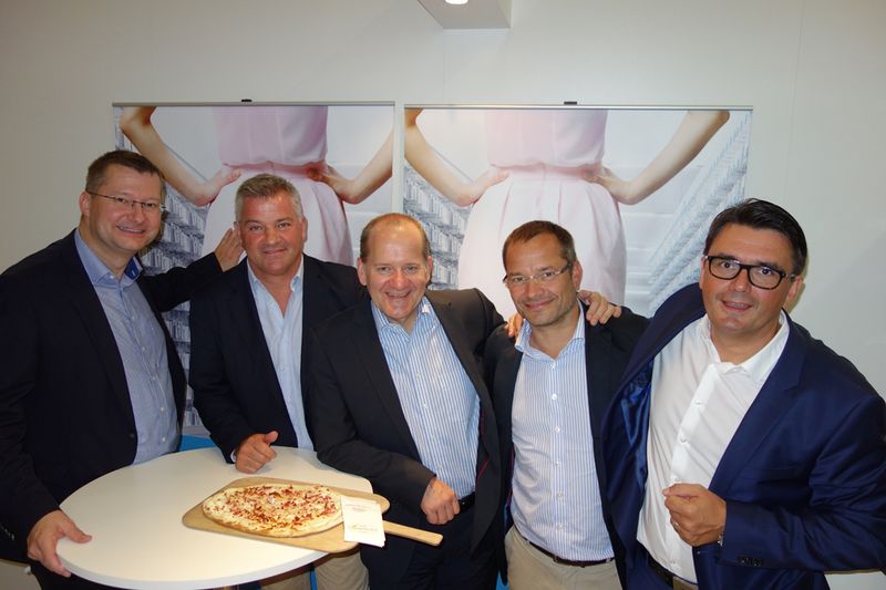 Schwäbische Kost für (v. l.) Klaus Schumann, Samsung, Marcus Hammann, Jürgen F. Krüger, Canon, Christian Seidl und Michael Unmüßig, findbox (Bild: IT-BUSINESS)