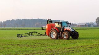 Landwirt bringt Herbizid aus (Symbolbild) (Bild: gemeinfrei, WFranz)