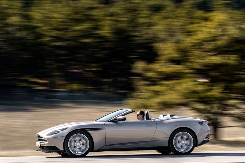 Der Volante schafft die Höchstgeschwindigkeit von 300 km/h auch offen. (Aston Martin)