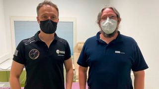 Astronaut Matthias Maurer (links) zusammen mit Junior Professor Ulf Kulau der TU Hamburg. (TU-Institut Smart Sensors)