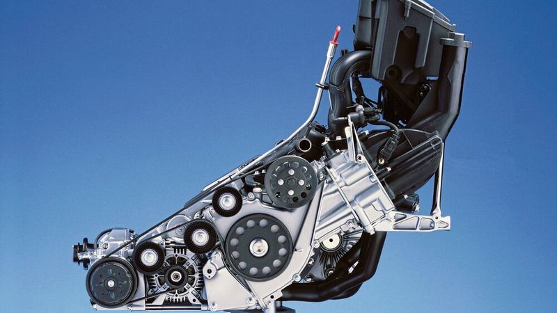 Der quer eingebaute Reihenvierzylinder-Ottomotor (M 166) besitzt eine über Steuerkette angetriebene oben liegende Nockenwelle. Zylinderkopf und Zylinderblock sind aus Leichtmetall gegossen und die Kurbelwelle fünffach gelagert. Der Motor war in den Hubraum-Varianten 1.397 cm³, 1.598 cm³, 1.898 cm³ (ab 1999), 2.084 cm³ (ab 2002) erhältlich. (Mercedes-Benz AG)