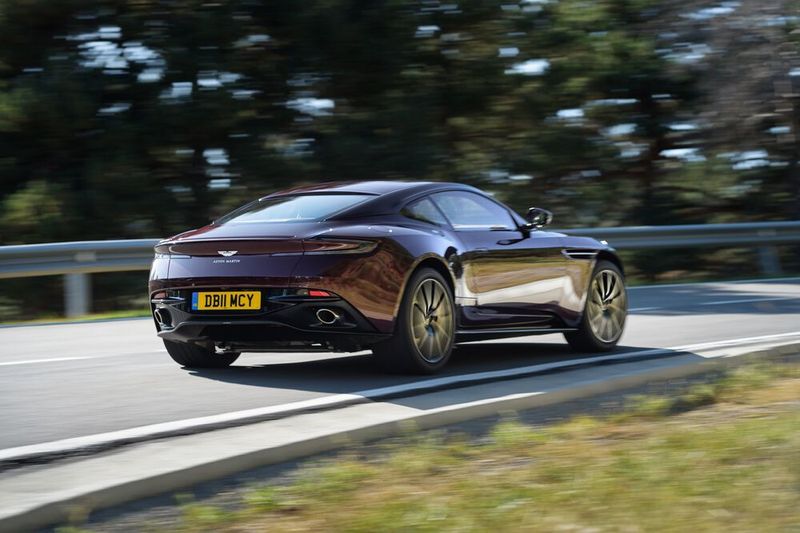 Die Form des 2+2-Sitzers ist fast makellos und mit allen Zutaten klassischer Sportwagen versehen. (Aston Martin)