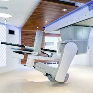 Durch die Deckenmontage des roboterbasierten Patientenpositioniersystems von BEC kann der Platz im Behandlungsraum bei Medaustron optimal genutzt werden.