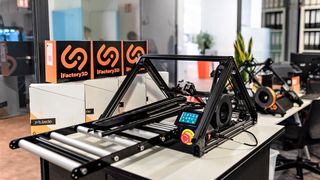 Das ist der erste sogenannte Fließband-3D-Drucker des Start-ups „iFactory3D, das ihn vom 15. bis 18. November auf der Formnext in Frankfurt am Main vorstellen wird. Was er kann, wird aber schon in diesem Beitrag näher erklärt. (Bild: iFactory3D)