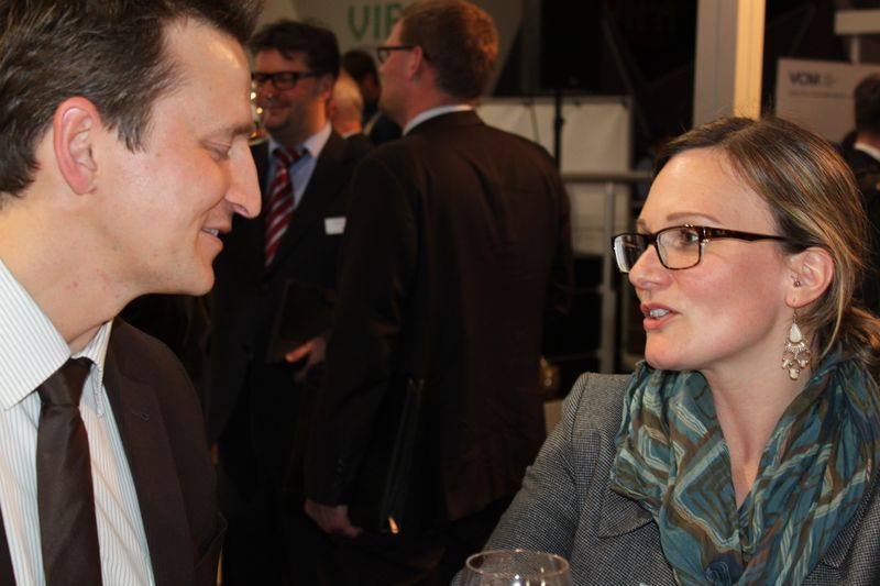 Am Dienstagabend wurde bei der Vogel Business Media am Messe-Stand in Halle 9 traditionell auf eine erfolgreiche Hannover Messe 2014 angestoßen. Gute Gespräche und Live-Musik von der Band „Famos“ sorgten bei den zahlreichen Standpartygästen für eine ausgelassene Stimmung. (Siegl/Vogel Business Media)