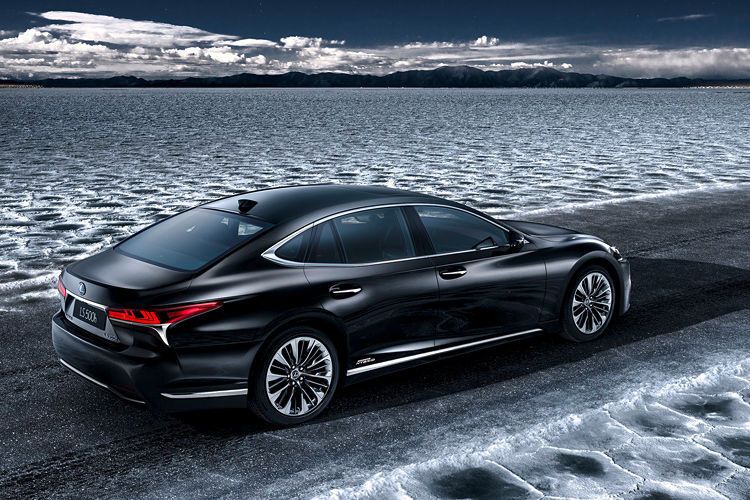 Lexus zeigt die Hybridversion seines Flaggschiffs LS 500. (Lexus)