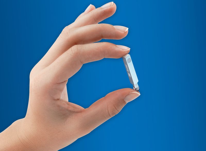 Der Mini-Sensor kann selbst unter sehr beengten Platzverhältnissen eingebaut werden. (Bild: Baumer)