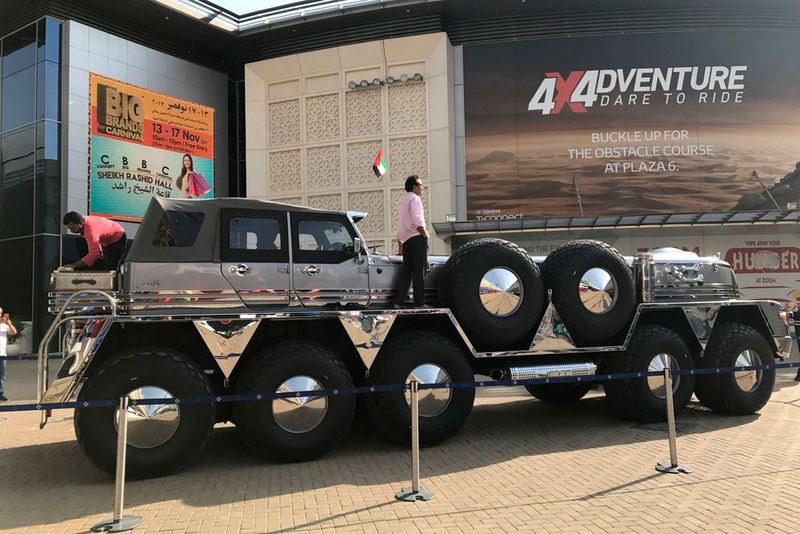 Es ist keine Voraussetzung, hilft aber auf der Dubai Motor Show: auffällig designte, teure oder einfach ausgefallene Autos. Dhabiyan nennt sich zum Beispiel ein zum Wüstenschiff umgebauter Militärlaster aus den USA. (Bild: SP-X/Michael Specht)