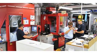 Mit der Kern Micro (li.) kann Amedes Schuessler echte Fünf-Achs- Simultan-Bearbeitung nutzen und  Werkstücke bis Durchmesser 350 x 220mm fräsen. Rechts im Bild eine und Kern Evo. (Bild: Kern Microtechnik)