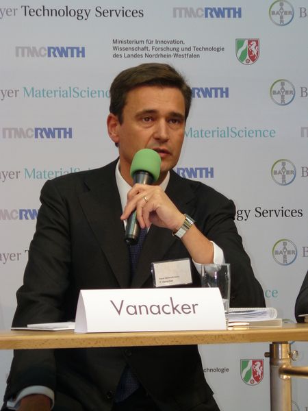 Peter Vanacker, Mitglied des Executive Committees von Bayer MaterialScience und Leiter der Business Unit Polyurethanes „Das Katalysezentrum wird sich mit grundlegender Forschung zum Thema Katalyse beschäftigen um existierende Prozesse noch effizienter zu machen aber natürlich auch, um völlig neue Prozesse zu entwickeln.“ (Archiv: Vogel Business Media)