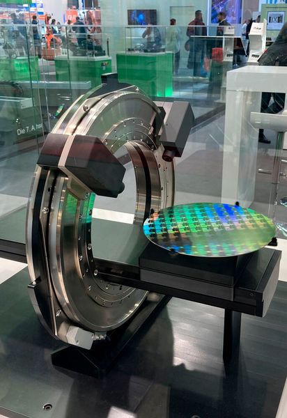 Hiwin zeigte unter anderem sehr dünne Rundtische und Linearmotoren. Diese Systeme sind in Asien schon länger verfügbar, kommt aber erst jetzt in Europa auf den Markt. Eine mögliche Anwendung ist die Inspektion der Wafer in der Chip-Fertigung. (Bild: dm)