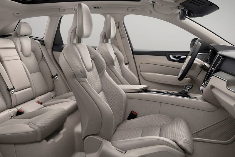 Die Front- und Fondpassagiere können sich über ein großzügiges Platzangebot freuen. Der Innenraum ist ähnlich groß wie im XC90. (Volvo)