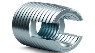 Ein Fasteks mit Schneidschlitz. Das ist nur ein Vertreter der Gewindeeinsätze von KVT-Fastening. Sie bestehen aus Stahl oder nichtrostendem Stahl und stellen sichere Verbindungen im Leichtbau her. (KVT-Fastening)