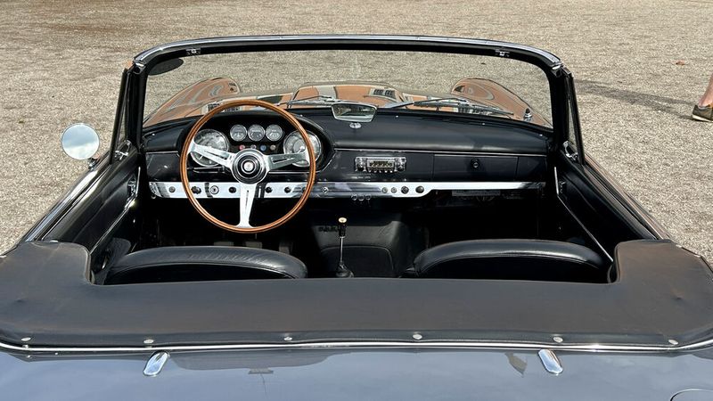 So hat ein Pkw-Armaturenbrett auszusehen: blitzschnell abzulesende Rundinstrumente, haptische Schalter, ein blind bedienbares Radio. Warum wissen das heutige Interieur-Designer nicht? (Bild: Peter Diehl)