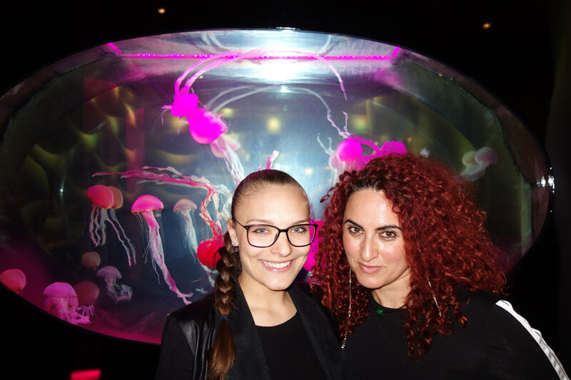 All about jellyfish, (l.) Laura Kessler und Besa, IT-BUSINESS, waren von den echten Quallen fasziniert. (Bild: IT-BUSINESS)