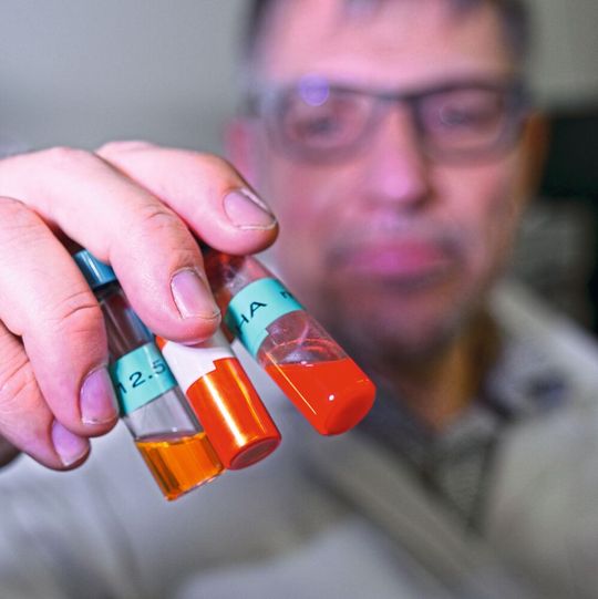 Energie-Vibration: Dr. Jakob Heier mit Proben seines „Antennen-Farbstoffs“ Energie-Vibration: Dr. Jakob Heier mit Proben seines „Antennen-Farbstoffs“