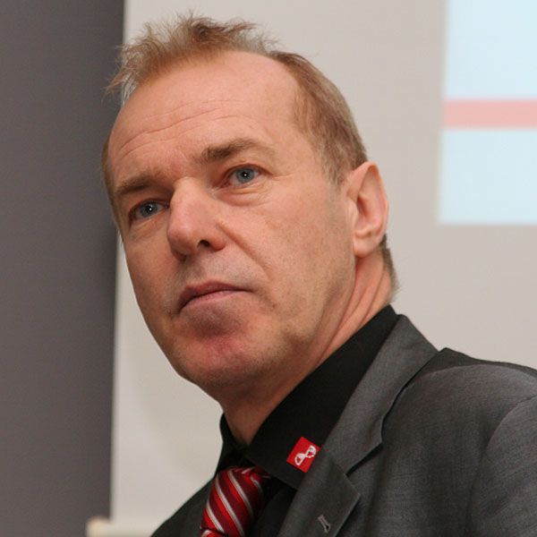 Tony Schröer, Digatron, führte in die Fragestellungen bei der Batterieproduktion ein.  (Bild: Itasse)