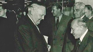 Otto Winklhofer leitete das Unternehmen mehr als vier Jahrzehnte, von 1933 bis 1975 – hier auf der Hannover Messe 1954 mit Wirtschaftsminister Ludwig Erhard. (Iwis)