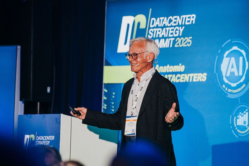 In seiner Keynote sprach Hartwig Bazzanella anschließend über „Zukunftsperspektiven: KI-gestützte Rechenzentren mit HPC, Quantencomputern und Photonencomputern in IT und OT“. (Bild: Vogel IT-Akademie)