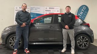 Fahrzeugübergabe des ersten Kinto-Flex-Abschlusses im Handel: Patrick Trummer (l.) vom Landshuter Toyota-Autohaus Vollmann mit Kunde Tobias Paringer.  (Toyota)