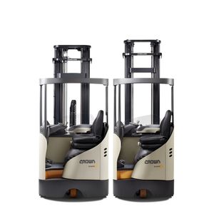 Robuste „Geschwister“ für verschiedene Gangbreiten: Schubmaststapler ESR 5220 und 5240.