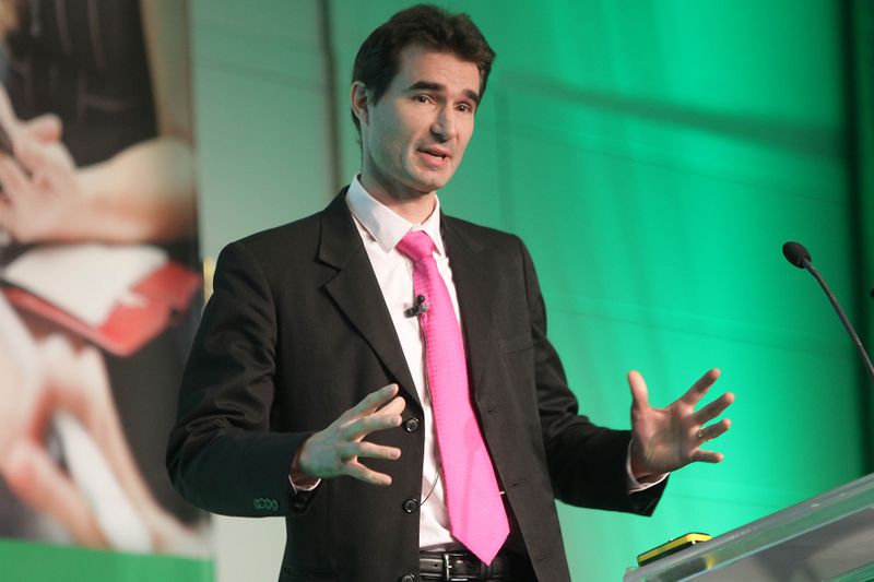 Darum hat er Sage ERP X3 gewählt: Florent Charvet vom internationalen Versicherungsunternehmen April berichtete von den Vorteilen Sage ERP X3s. Insbesondere die Abdeckung mehrerer Währungen und Sprachen hat das weltweit tätige Unternehmen überzeugt. (Sage)