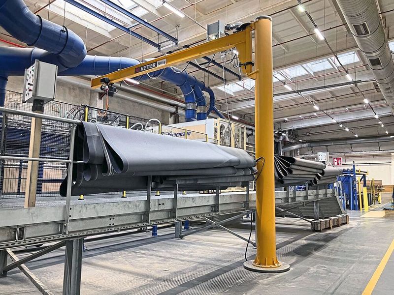 Der 6 Meter lange Ausleger des bei Homanit installierten Säulenschwenkkrans ermöglicht bei eventuellen Produktionsstörungen das direkte Eingreifen. (Bild: Vetter)