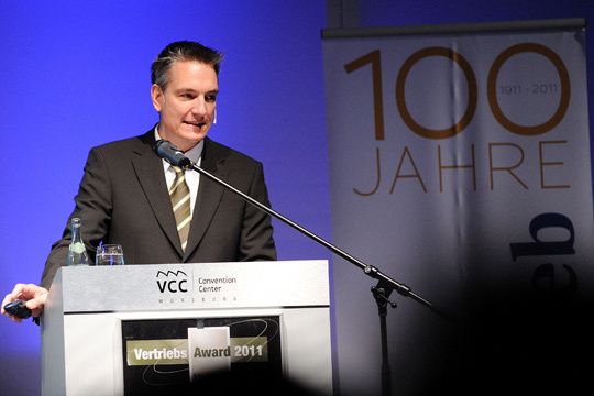 »kfz-betrieb«-Chefredakteur Wolfgang Michel präsentierte die Top-Betriebe des Vertriebs Award 2011. (Archiv: Vogel Business Media)