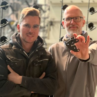 Hannes Emmich, Geschäftsführer L. Grigoletto, und Dr. Marcus Rechberger (rechts), Lehvoss, präsentieren ein Werkstück, das mit einem PFAS-freien Lack beschichtet wurde. (Bild: Lehvoss)