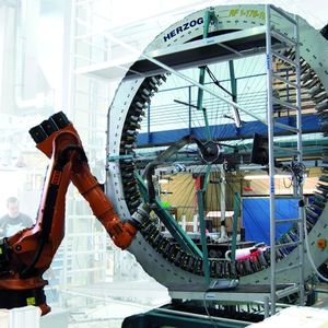 Bild 2: Radialflechtmaschine mit Handlingroboter am IFB der Universität Stuttgart.