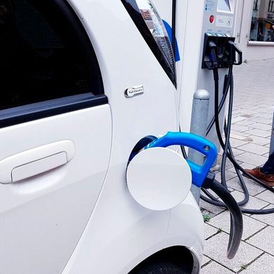 Ab 2026 erhalten Käufer neuer Elektrofahrzeuge wieder eine Förderung vom Staat, sofern ihr jährliches Haushaltseinkommen nicht 80.000 Euro übersteigt. Die Branche kritisiert, dass gebrauchte E-Autos davon nicht profitieren.  (Bild: frei lizenziert)