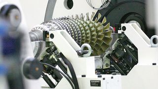 Un cas typique d’équilibrage haute vitesse: des rotors de turbines à vapeur et à gaz sont équilibrés au plus près de leur vitesse de fonctionnement sur les machines spécifiques Schenck RoTec. (Image: Schenck RoTec GmbH)