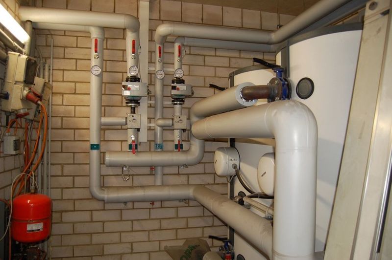 Im Technikraum befinden sich auch zwei 1000-Liter-Pufferspeicher zur Bevorratung erzeugter Wärmeenergie  (Bild: Stiebel Eltron)