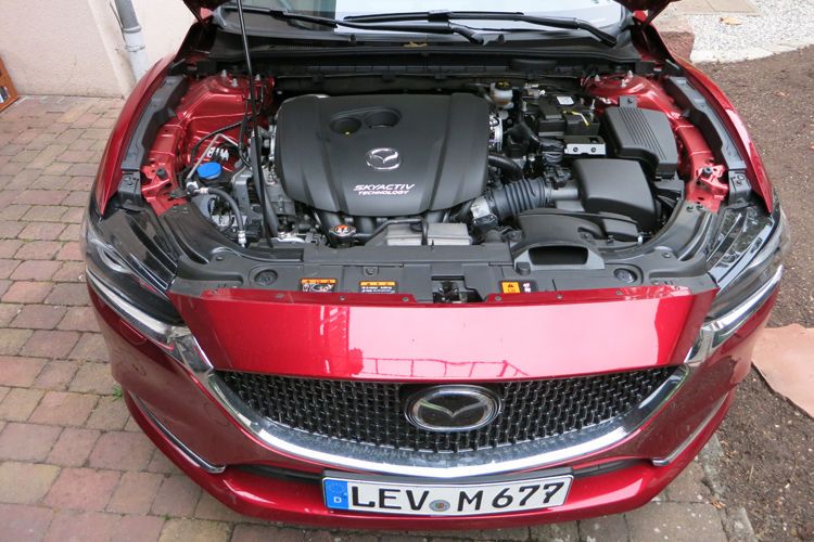 Alle Motoren des Facelifts erfüllen jetzt die Euro-6d-Temp-Norm. Unser Testwagen wurde von einem 2,5-Liter-Vierzylinder-Ottomotor mit 143 kW/194 PS mit Zylinderabschaltung angetrieben. (Bild: Schreiner/»kfz-betrieb«)
