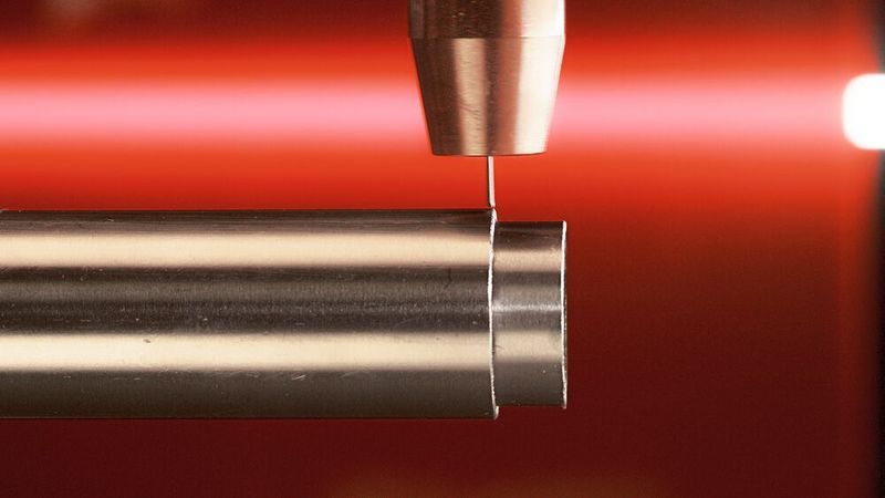 Die Drahtelektrode ertastet an Blechen und Rohren die Position und die Höhe von Kanten.  (Fronius International GmbH)