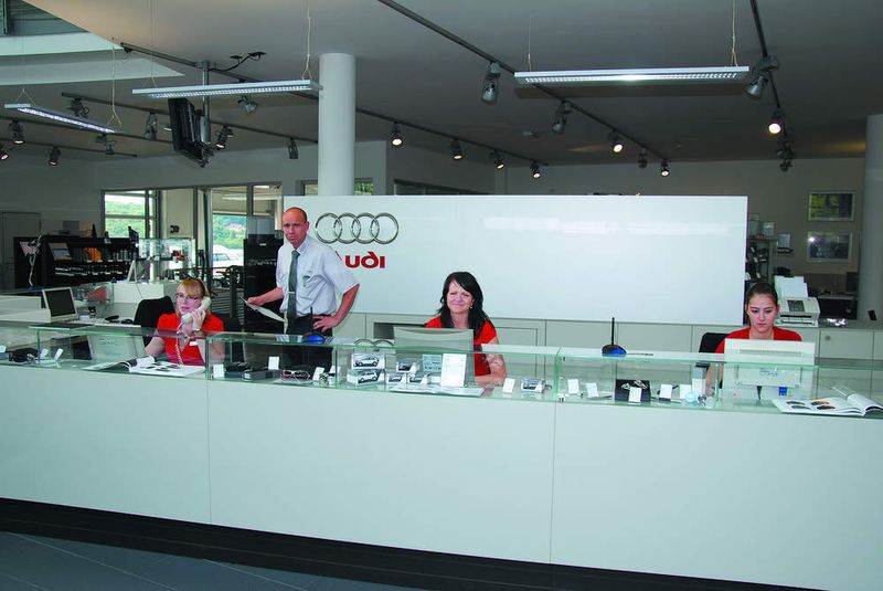 Die Mitarbeiter am Counter empfangen den Kunden und leiten ihn weiter zu seinem Serviceberater (Archiv: Vogel Business Media)