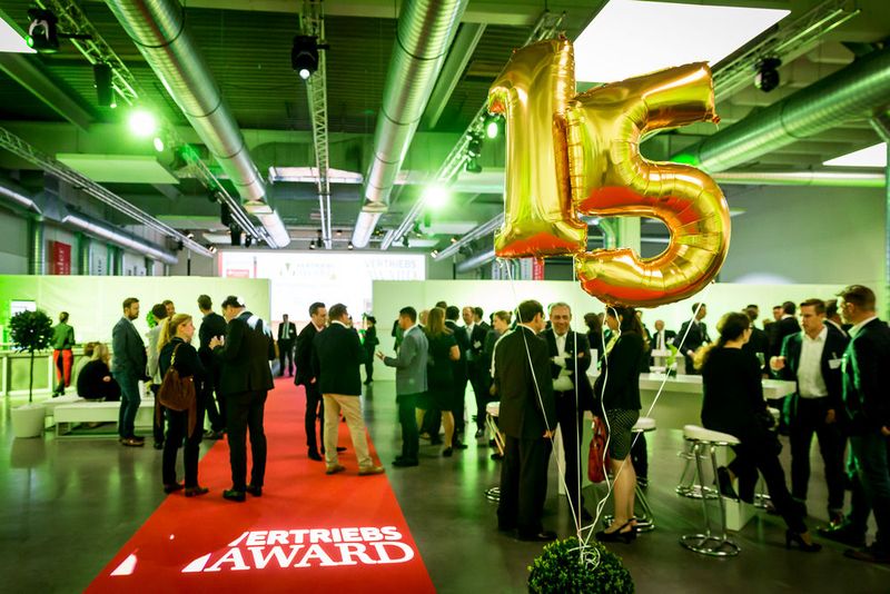 Dass die Branchen-Auszeichnung heuer zum 15. Mal verliehen werden würde, war weithin sichtbar. (Bild: Stefan Bausewein)