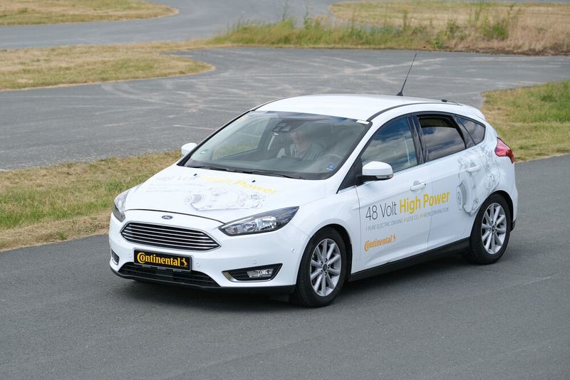 Continental hat einen Ford Focus 1.0 Ecoboost zum Hybriden umgebaut. Das besondere daran ist, dass der Zulieferer dabei auf Hochvolttechnik verzichtet. (Marcus Prell/Continental)