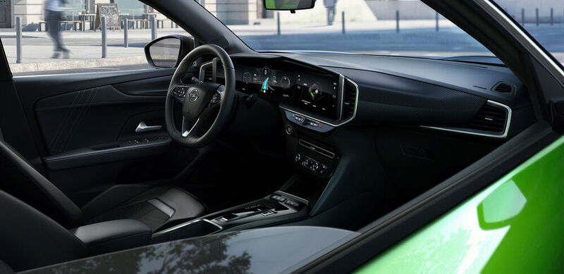 Im Innenraum fällt das große mehrteilige Display auf, das die klassische Instrumententafel ersetzt. (Bild: Opel)